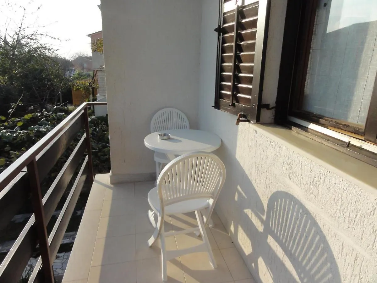 Apartment Near Bijeca Sand Beach In Medolino