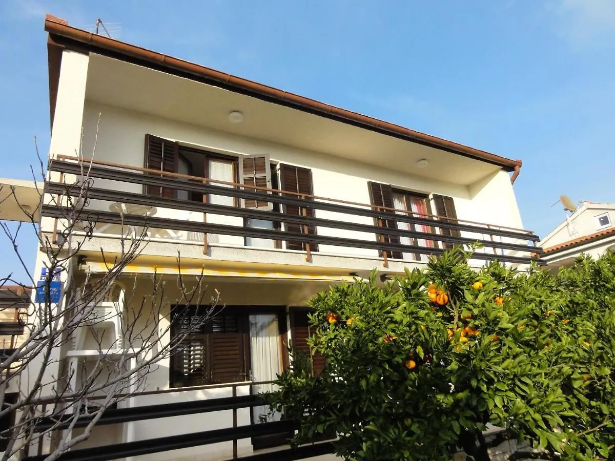 Apartment Near Bijeca Sand Beach In Medolino