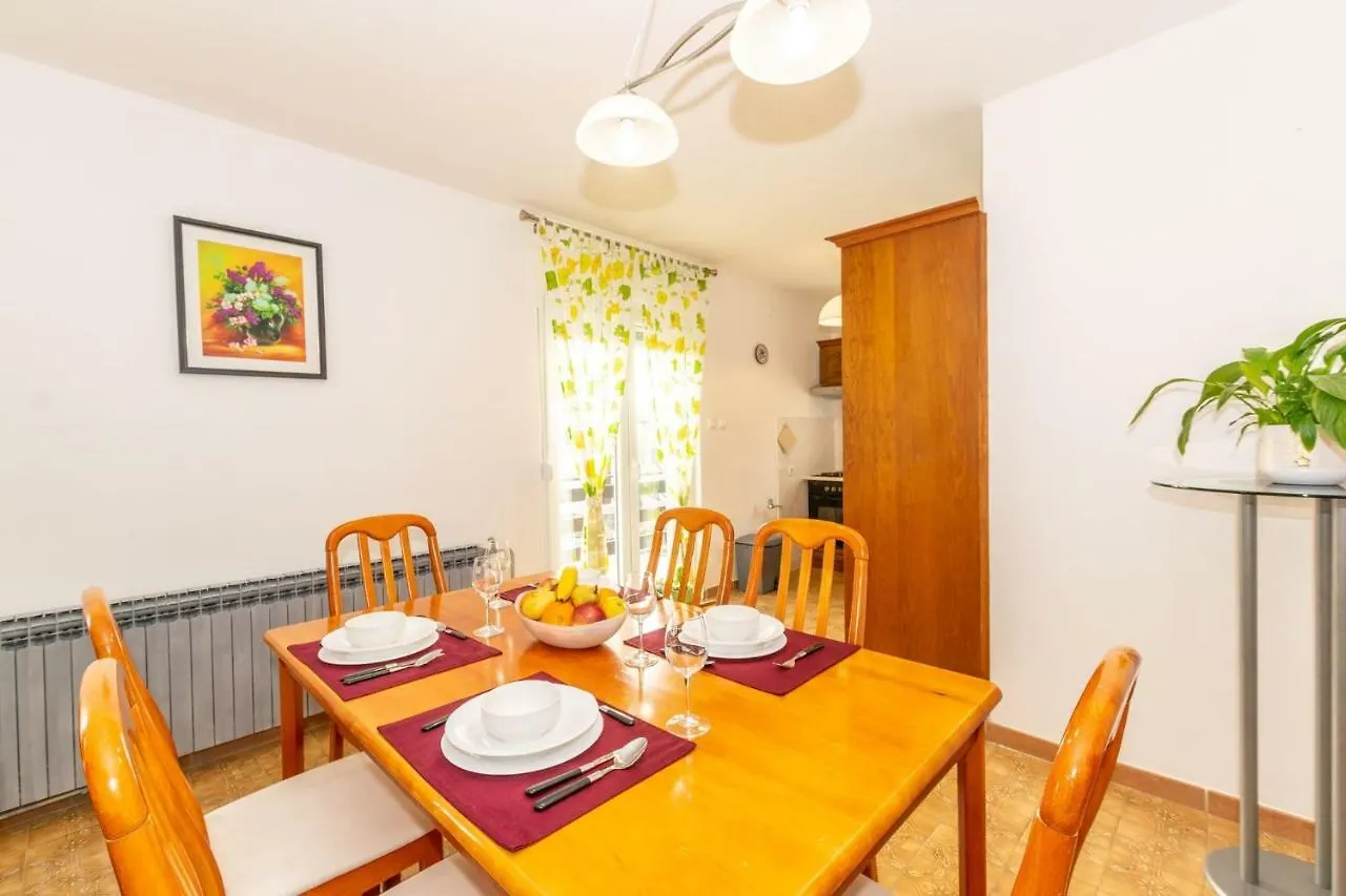 Apartment Near Bijeca Sand Beach In Medolino