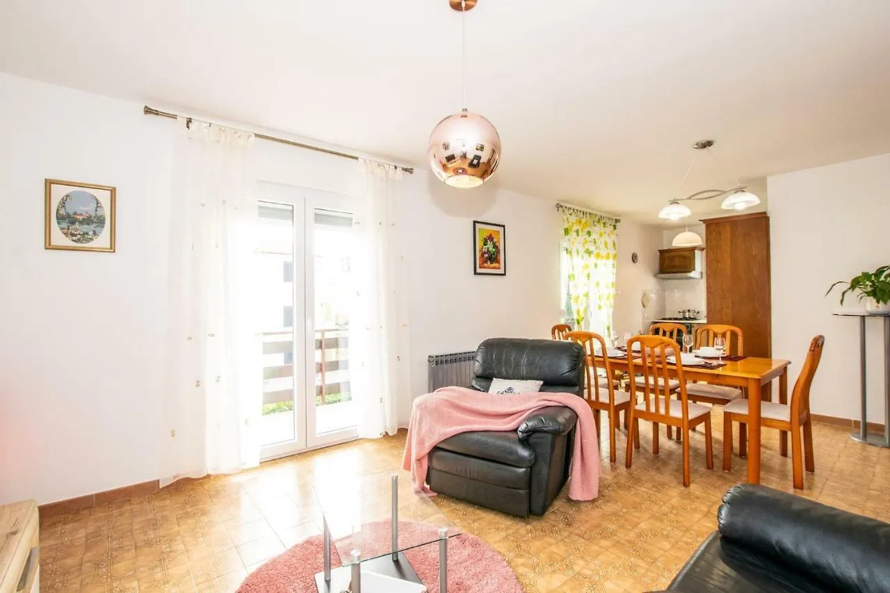 Apartment Near Bijeca Sand Beach In Medolino