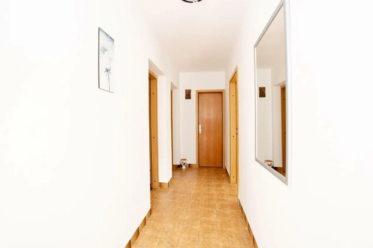 Apartment Near Bijeca Sand Beach In Medolino