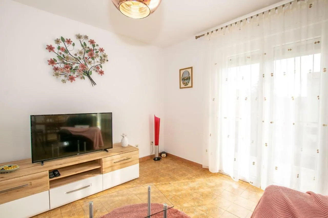 Apartment Near Bijeca Sand Beach In Medolino