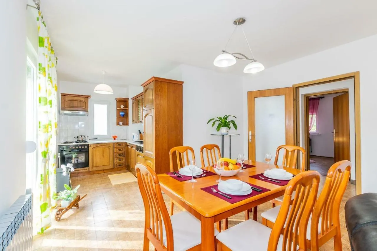 Apartment Near Bijeca Sand Beach In Medolino